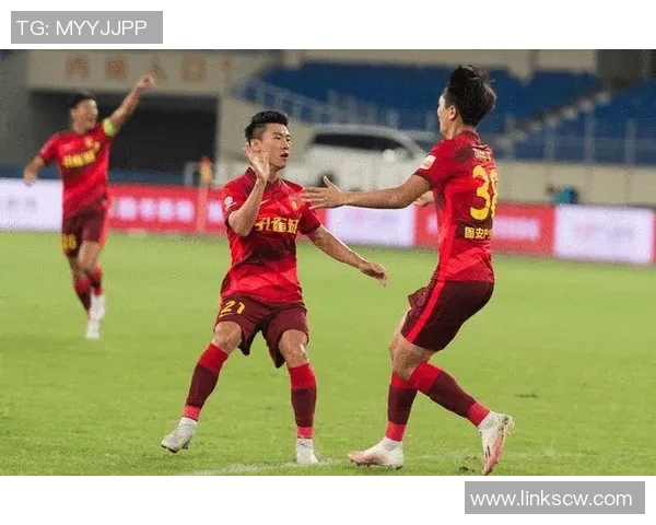 杭州足球队以53分领跑锦标赛积分榜展现强劲实力 杭州足球队以53分领跑锦标赛积分榜展现强劲实力