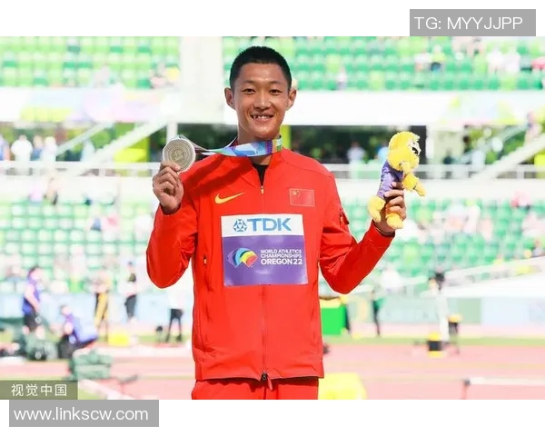 张强专访：探寻足球成功背后的秘密与智慧